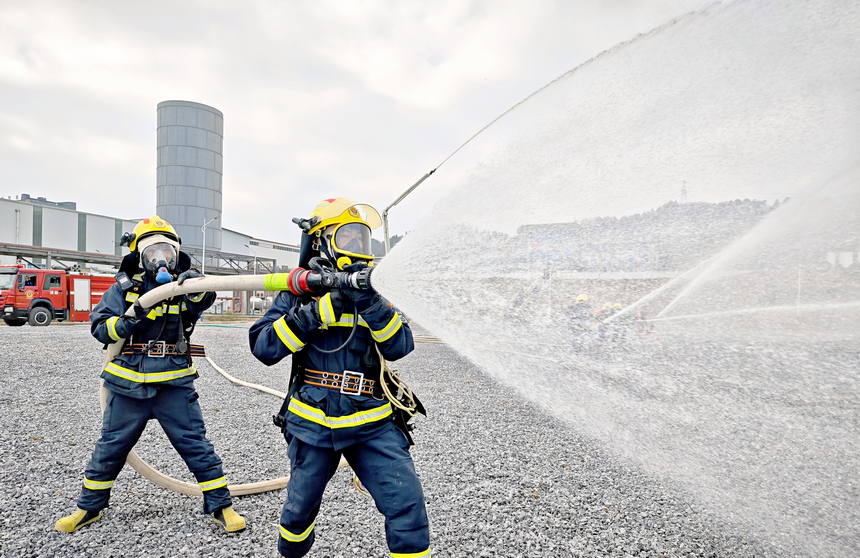 消防員全副武裝進行演練。