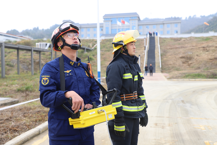 操作無人機開展現場偵察。