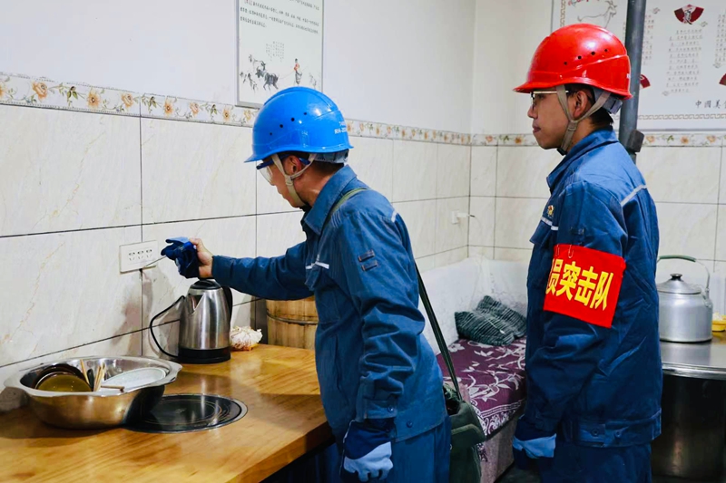 4、為臨街商店入戶排查用電隱患。