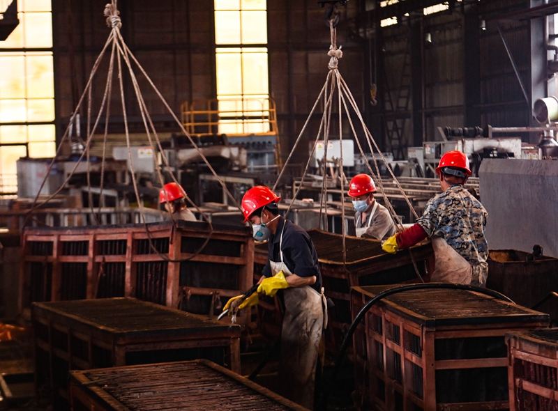 工人在貴州省銅仁市鬆桃苗族自治縣一家電解錳企業生產車間生產錳。 龍元彬攝.JPG
