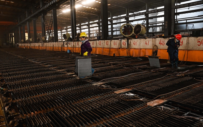 工人在貴州省銅仁市鬆桃苗族自治縣一家電解錳企業生產車間生產錳。 龍元彬攝