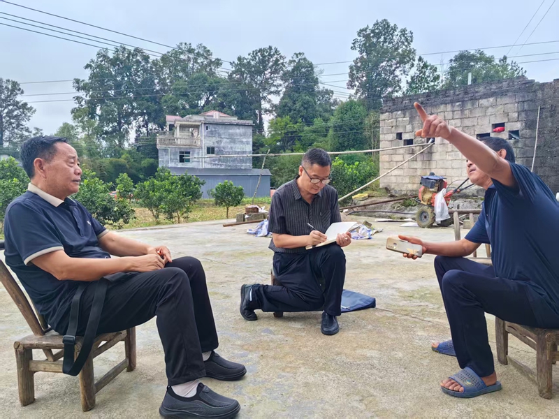 作協會員深入田間地頭採訪。