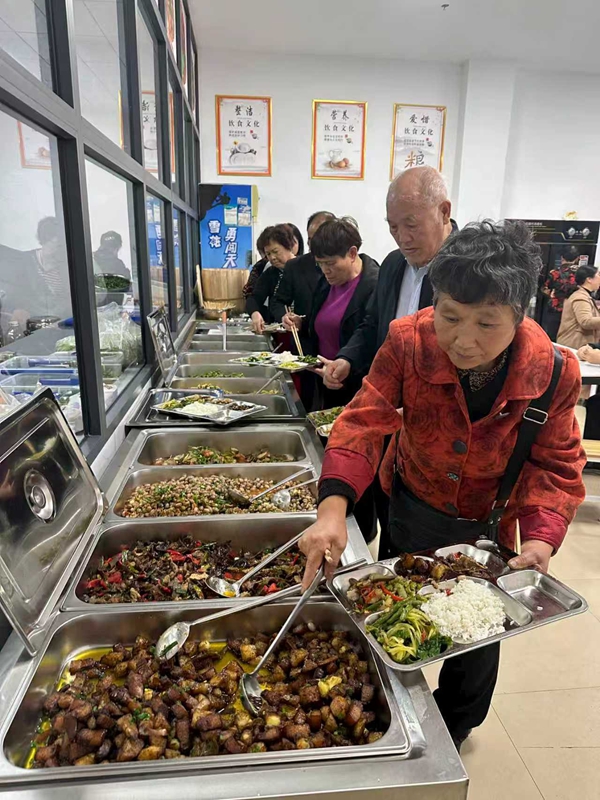 1 圖為菜品豐富，價格親民。廖雪梅 攝