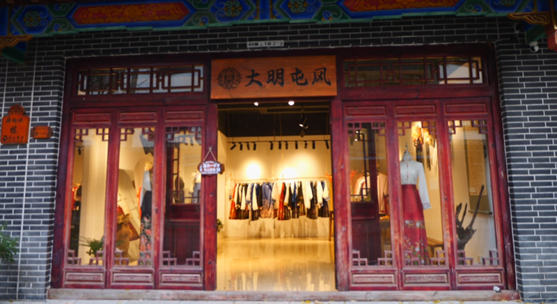 指尖绣出屯堡文化“传承花”。