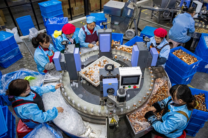 2025年12月17日，工人在貴州省金沙縣經濟開發區一家白酒包裝企業車間生產線上作業。