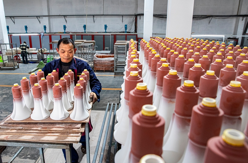 2025年12月17日，工人在貴州省金沙縣經濟開發區一家白酒包裝企業車間生產線上作業。