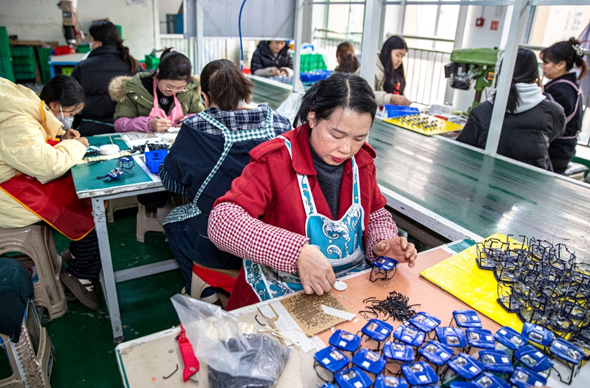 2025年12月17日，工人在貴州省金沙縣經濟開發區一家玩具生產企業車間生產線上作業。