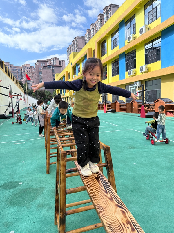 大坪上社區幼兒園孩子們在操場上玩耍。.jpg
