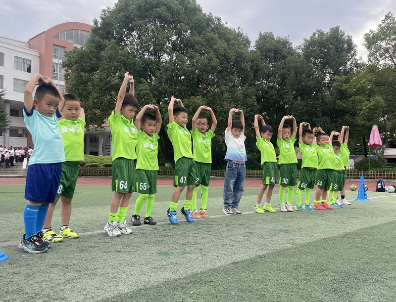 鹽津小學學生正在球場上鍛煉。.jpg