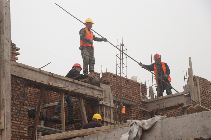 西冲社区卫生室建设项目施工现场。刘娟摄