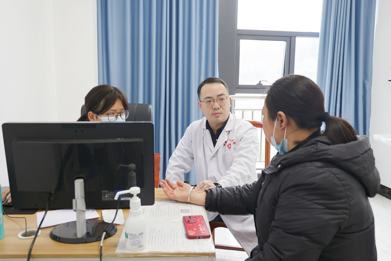 杨嘉恩主任医师在仪式结束后便投入工作，与县医院医生一同坐诊。