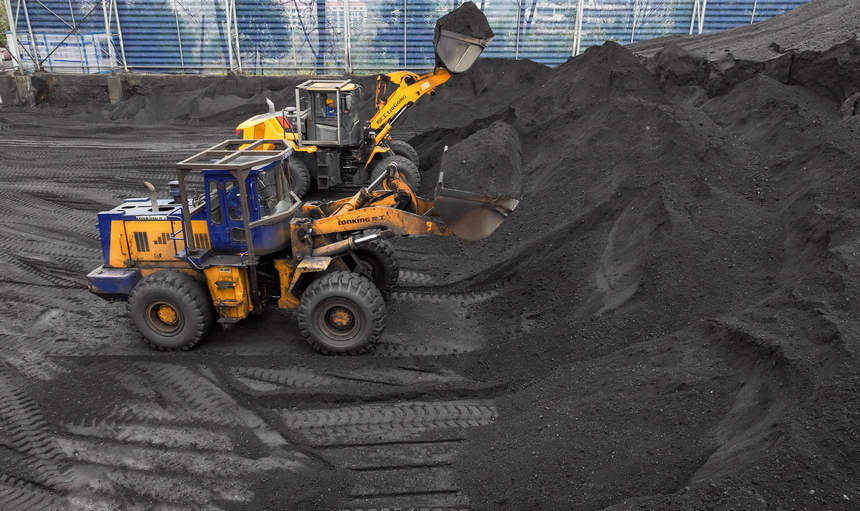 2025年12月17日，在贵州省铜仁市玉屏侗族自治县境内的中国华电大龙分公司，工人在储煤库对烟煤和无烟煤进行配比。