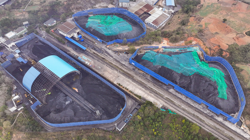 2025年12月17日，贵州省铜仁市玉屏侗族自治县境内的中国华电大龙分公司装满电煤的储煤库。