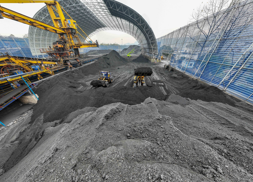 nEO_IMG_2025年12月17日，在贵州省铜仁市玉屏侗族自治县境内的中国华电大龙分公司，工人在储煤库对烟煤和无烟煤进行配比。 (1)