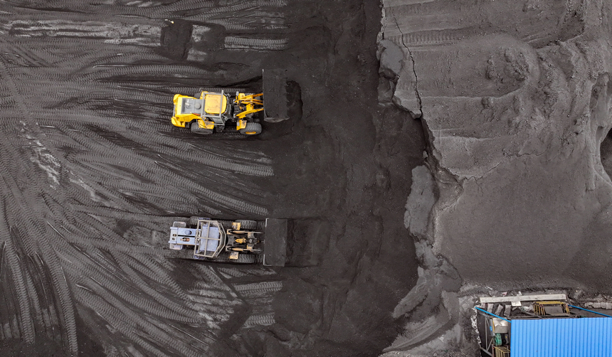 2025年12月17日，在贵州省铜仁市玉屏侗族自治县境内的中国华电大龙分公司，工人在储煤库对烟煤和无烟煤进行配比。