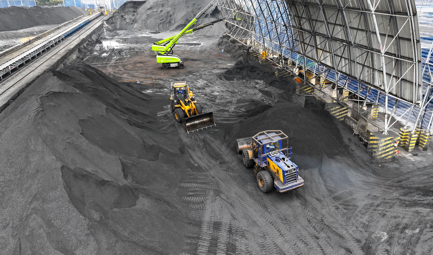 2025年12月17日，在贵州省铜仁市玉屏侗族自治县境内的中国华电大龙分公司，工人在储煤库对烟煤和无烟煤进行配比。