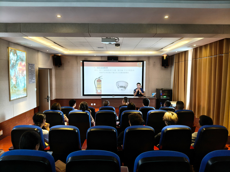 消防监督员开。展消防安全知识授课