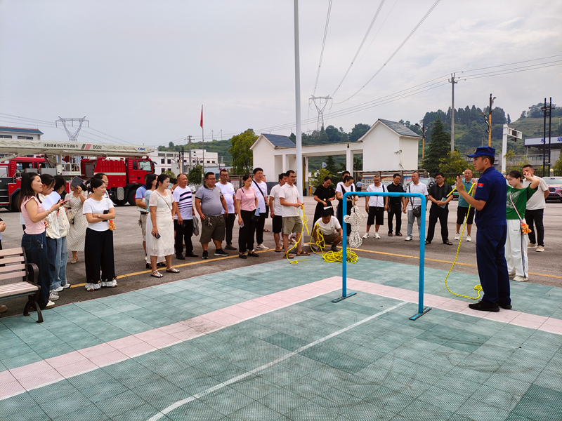 消防指战员开展逃生绳教学。