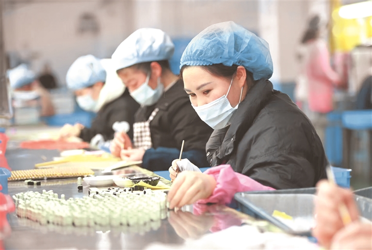群众在松桃经济开发区一家玩具企业就业。谢慧芳摄