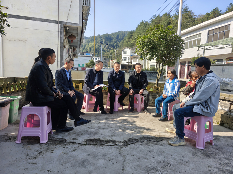 仁怀市高大坪镇银水村通过开院坝会宣传“两清两改两治理”知识。