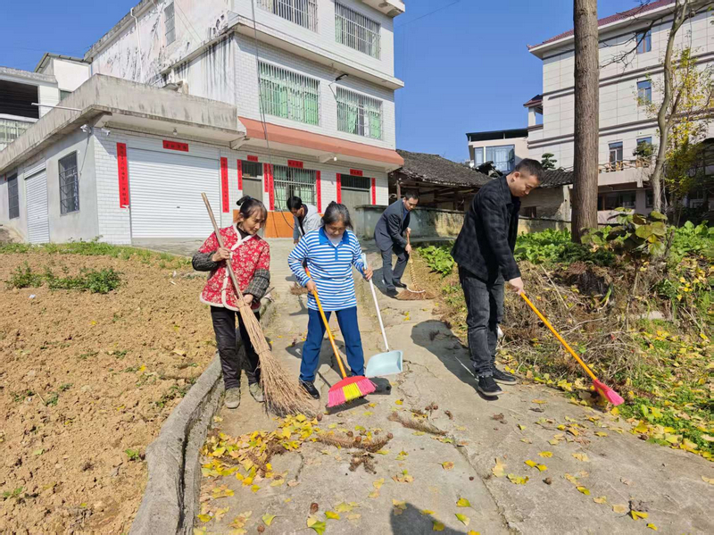 仁怀市高大坪镇银水村党员干部带动村民一起打扫村庄环境。