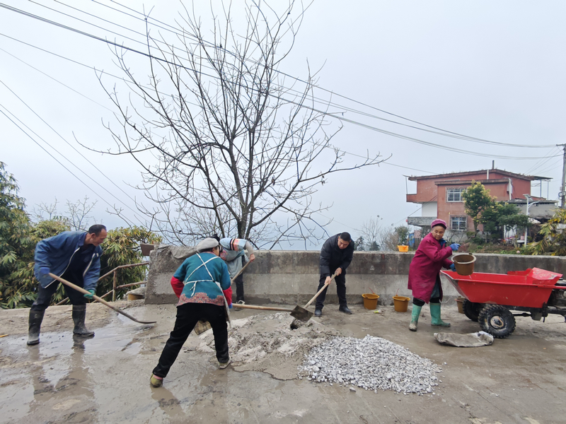 王幸福（右二）帶領黨員群眾開展人居環境整治。