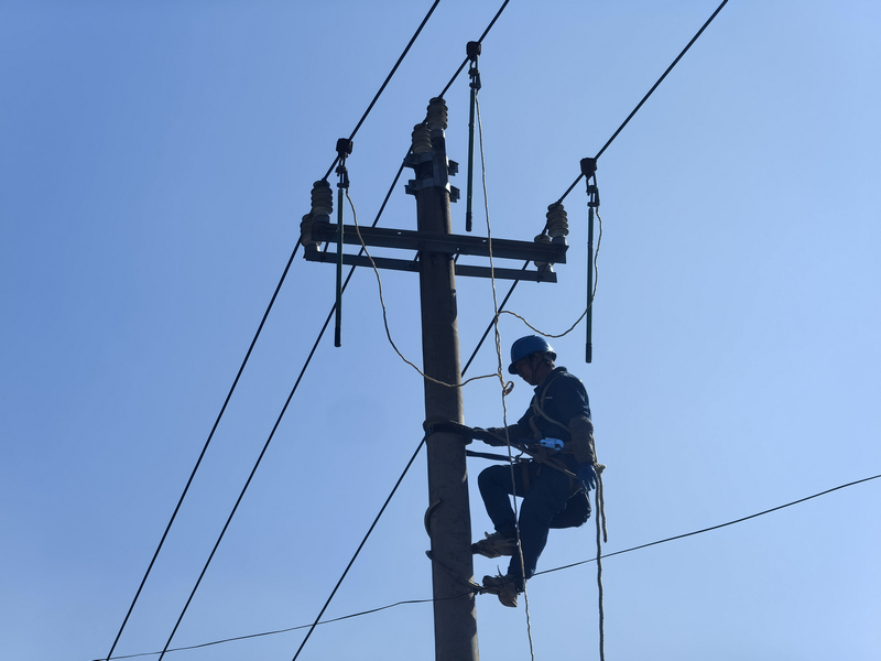 工作人員現場開展更換導線等工作。