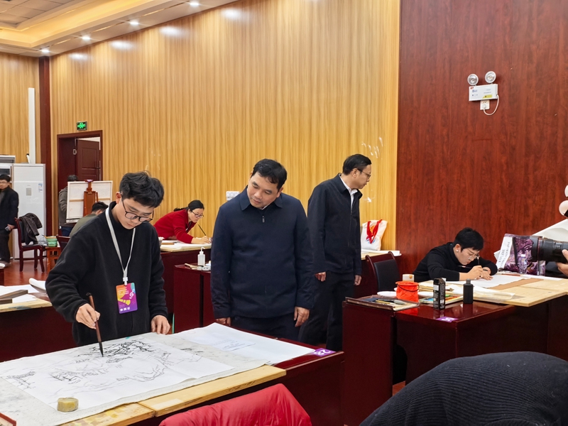 会后，邱国鹏副厅长到展示现场看望参赛师生。