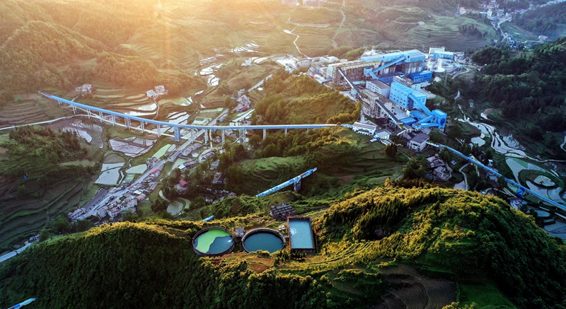 繪藍天碧水，建和諧家園。何中東攝