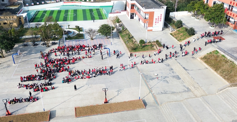 师生在进行火灾疏散逃生演练。