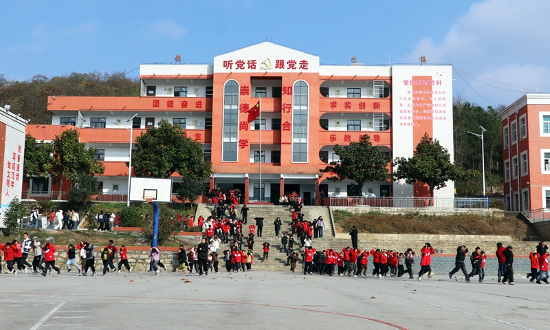 师生在进行火灾疏散逃生演练。