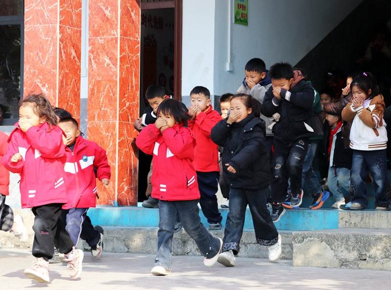 师生在进行火灾疏散逃生演练。