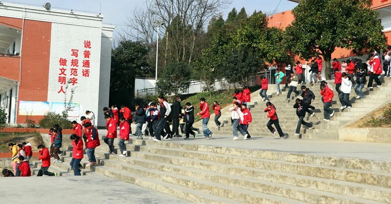 师生在进行火灾疏散逃生演练。