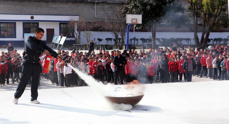 安保人员在体验使用灭火器。