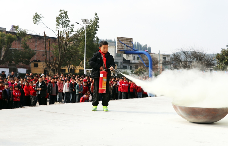 孩子们在体验使用灭火器。