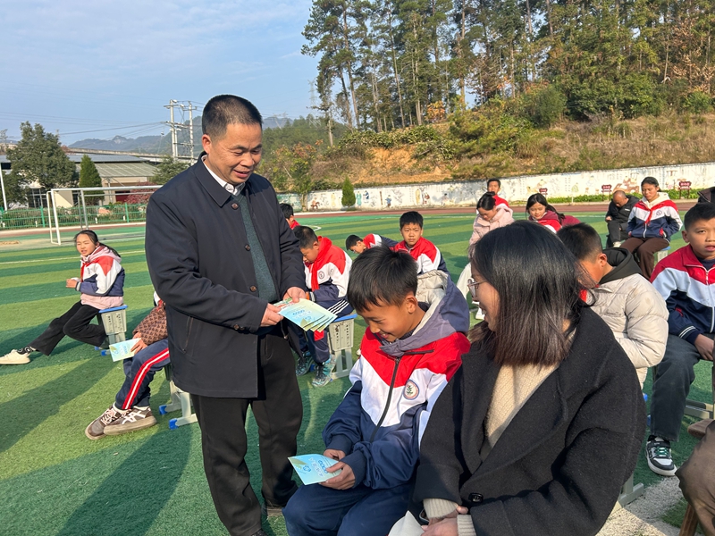 施秉县白垛乡“五老”力量入校开展安全宣传。