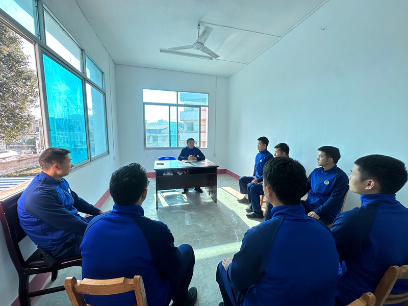 施秉縣消防救援大隊與鄉鎮專職消防員進行座談交流。