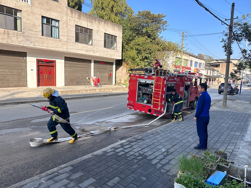 施秉縣消防救援大隊指導鄉鎮專職消防員開展基礎科目訓練。