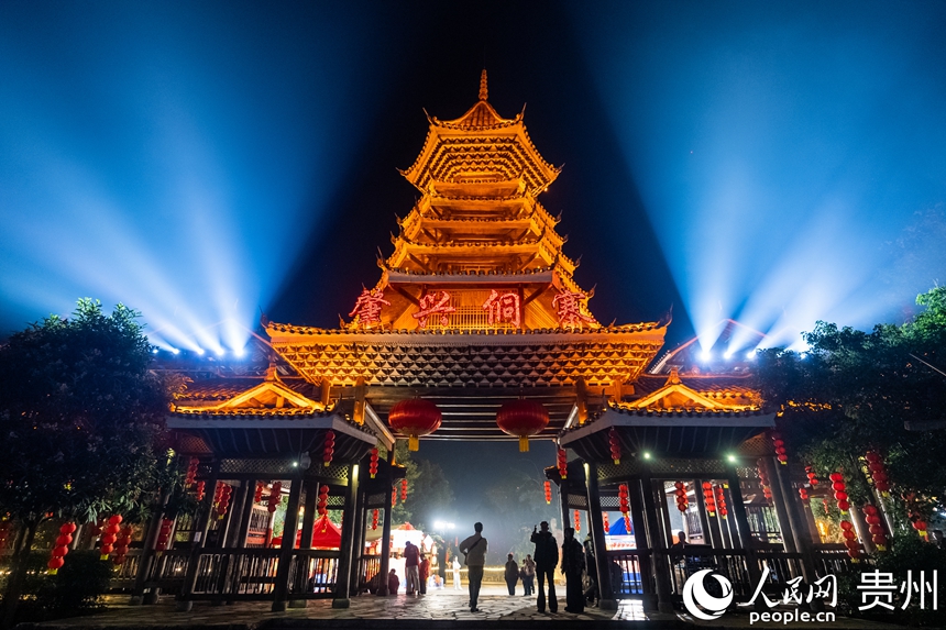 12月19日,夜色中的肇兴侗寨。人民网记者 涂敏摄