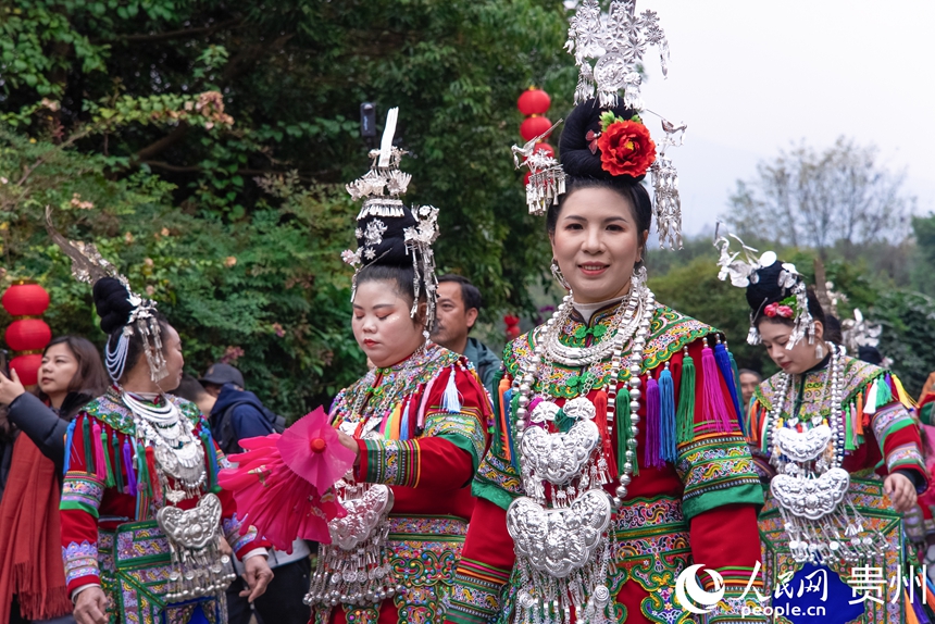 身着盛装的少数民族同胞在活动现场庆祝侗年。人民网记者 涂敏摄