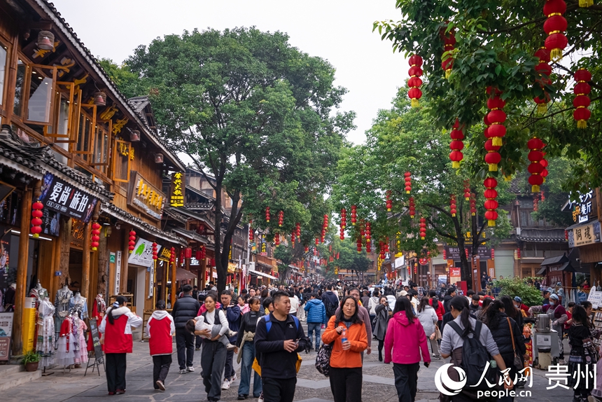 12月20日,游客在肇兴侗寨游览。人民网记者 涂敏摄