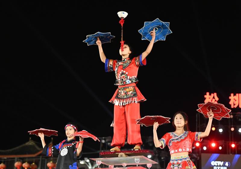 5月10日，松桃苗族自治县举行第8期“松桃村晚·村村PK赛”，世昌街道的村民在表演绝技绝艺。