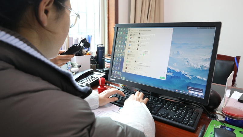 工作人員為開展線上調解減輕當事人負擔。胡倩 攝.JPG