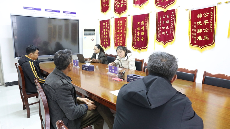 習水縣人民調解委員會調解勞動合同糾紛現場。胡倩 攝.JPG