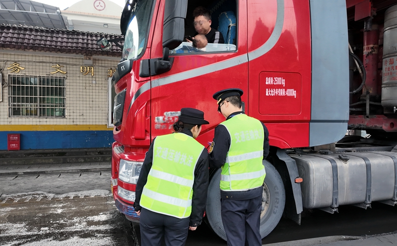 1 圖為張倩和同事在執法現場.jpg