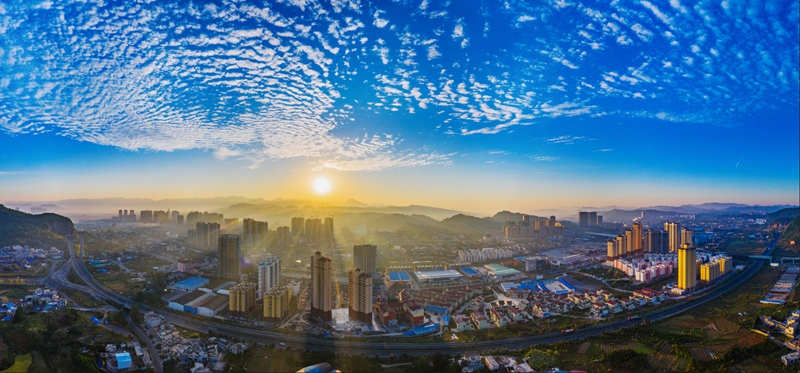 独山县构建现代化产业体系。