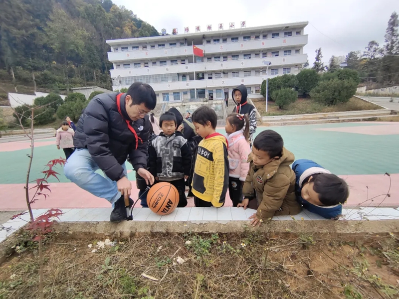 翟康和孩子们在一起
