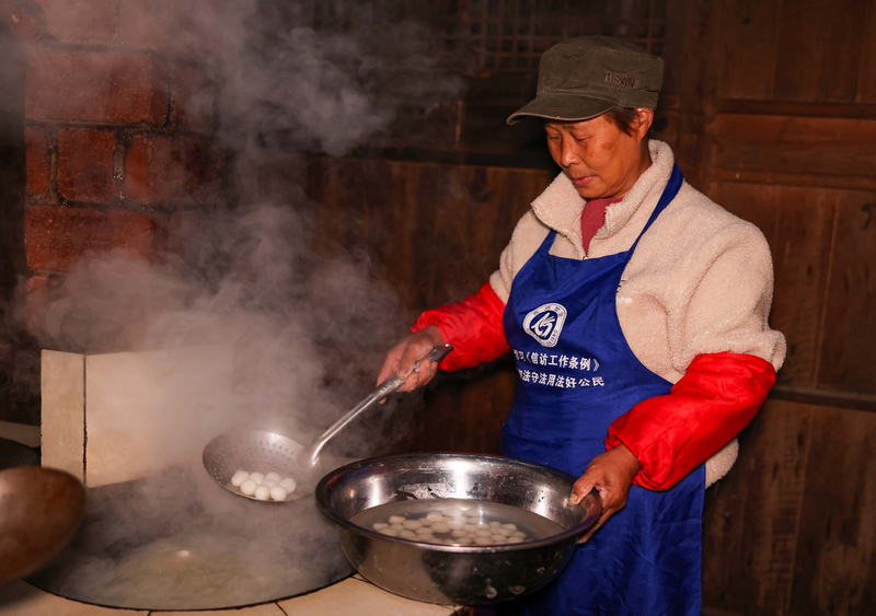 2025年12月21日，贵州省铜仁市玉屏侗族自治县新店镇大湾村，村民在制作罐罐油茶。