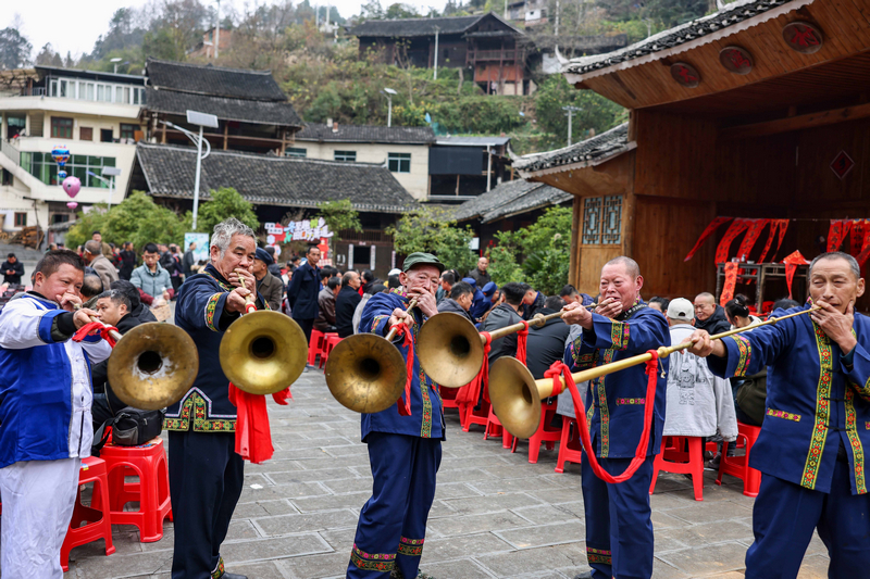 2025年12月21日，贵州省铜仁市玉屏侗族自治县新店镇大湾村，村民在吹奏长号。