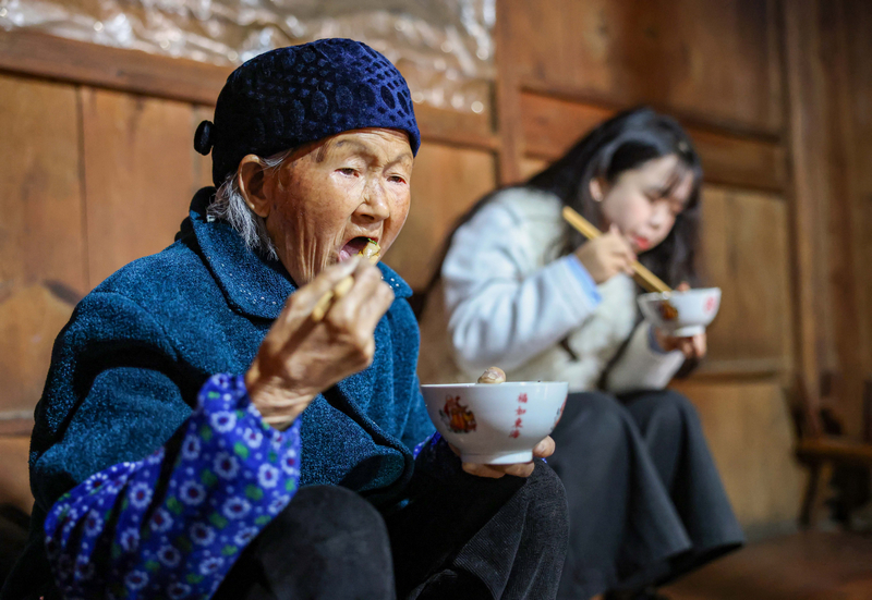 2025年12月21日，贵州省铜仁市玉屏侗族自治县新店镇大湾村，村民在品尝罐罐油茶。